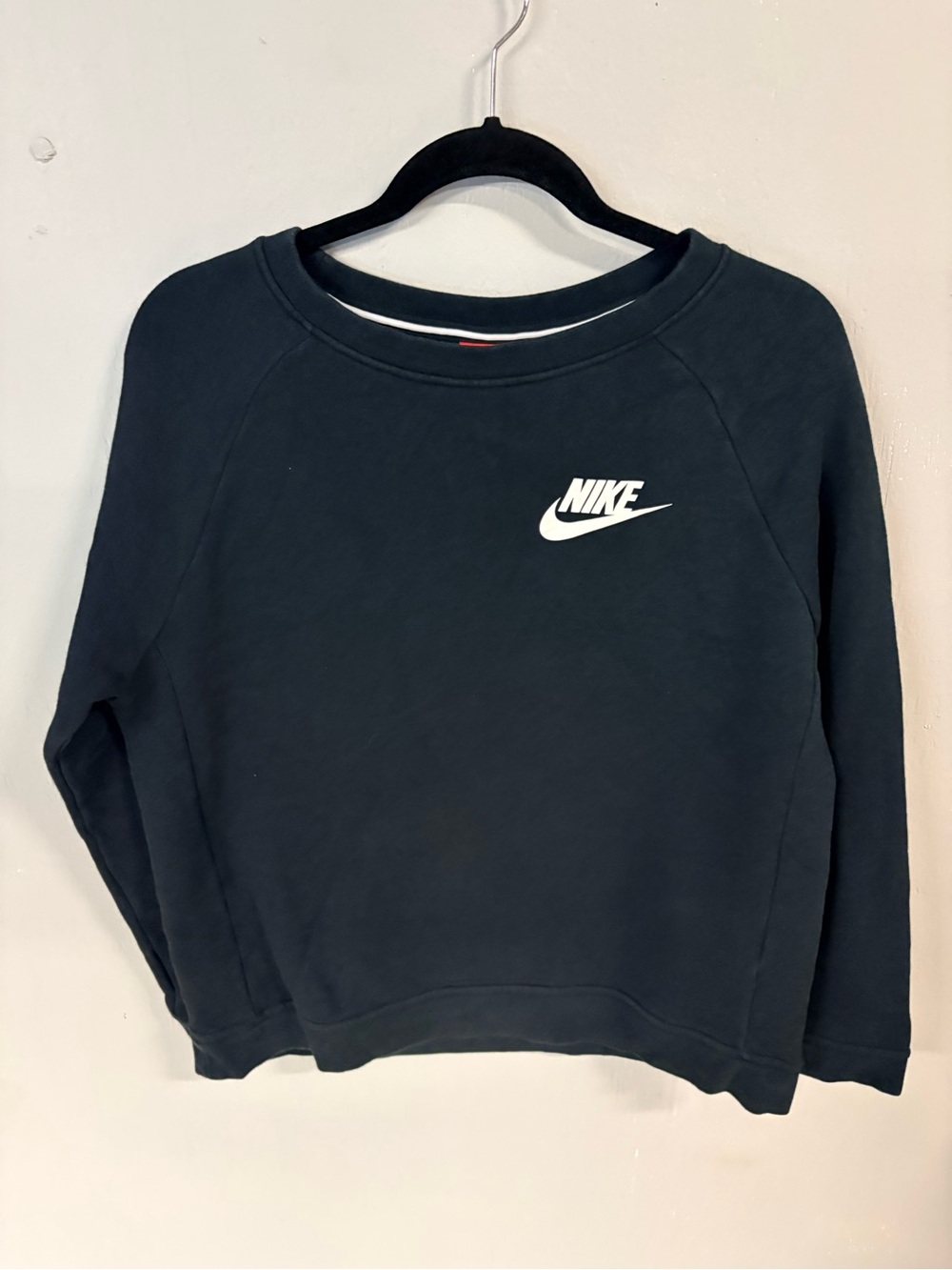 Nike medium men’s sweatshirt black crewneck pullover with logo